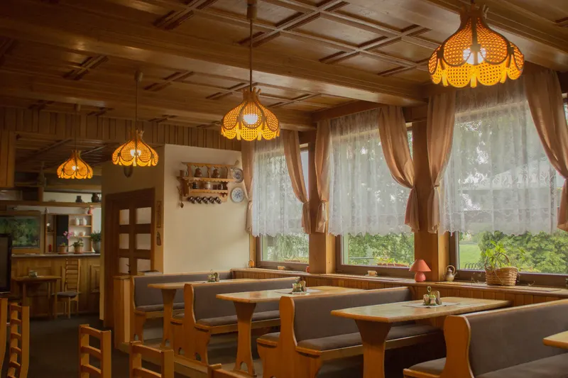 Salonek restaurace Sýmalka s dřevěným stropem a lampami